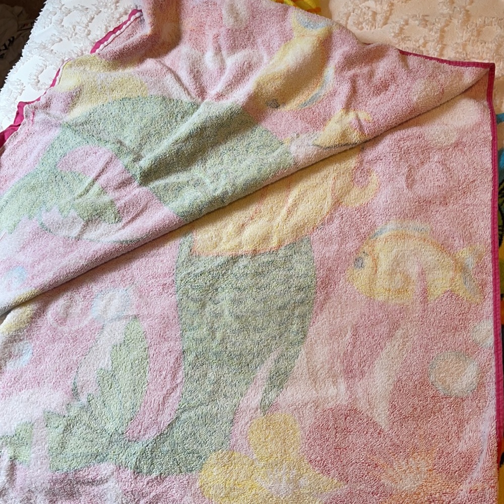Kids hooded wearable beach towels! - Picture 4 of 13